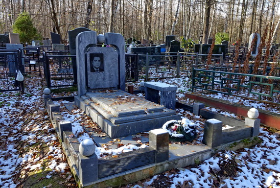 Памятник необычной формы с массивной надгробной плитой